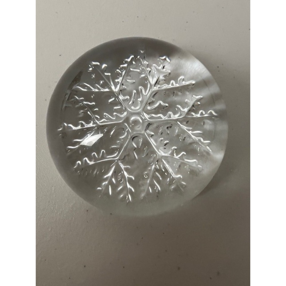 Avon 24% Lead Crystal Snowflake Domed Paperweight Holiday made by Cristal France - Picture 3 of 11
